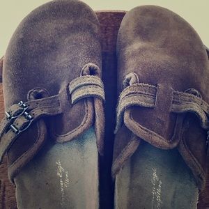 Size 9.5 brown American Eagle slide